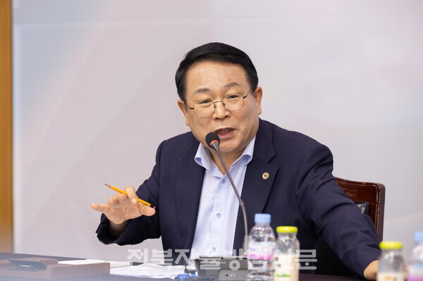 정헌율 익산시장이 취임 2주년을 맞이해 기자회견을 하고 있다