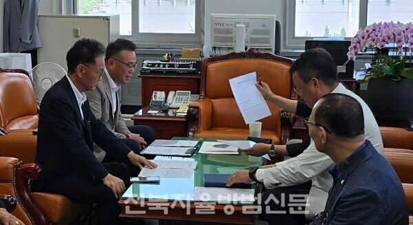 중앙회 임원들이 예결위에서 예산관련 설명을 하고 있다