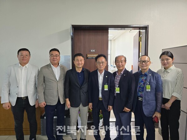 국회 예방 후 자율방범대 관계자들이 한병도 의원과 기념사진 촬영을 하고 있다