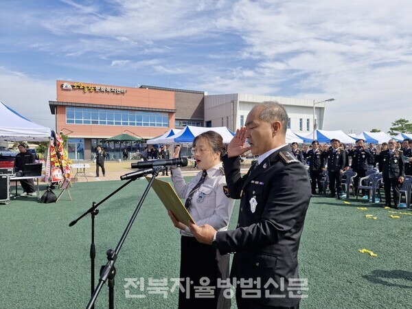 이상영, 백주현 대원이 결의문을 낭독하고 있다