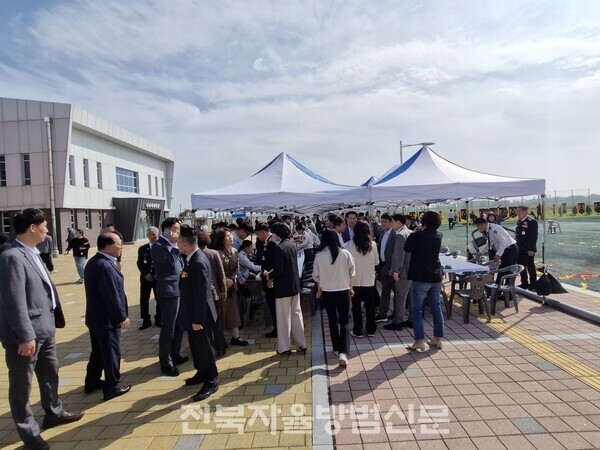 기념식 후 점심식사 전 참석자들이 인사를 나누고 있다