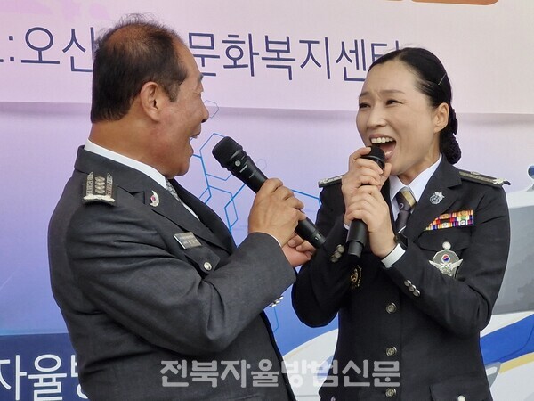 정진정 사무처장과 김진주 의전국장이 노래를하고 있다