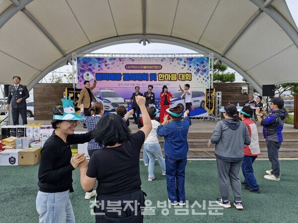 장기자랑에서 함께 어울리는 대원들