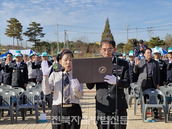 익산시연합대 전호갑,최정옥 대원이 우리의 결의를 선언하고 있다